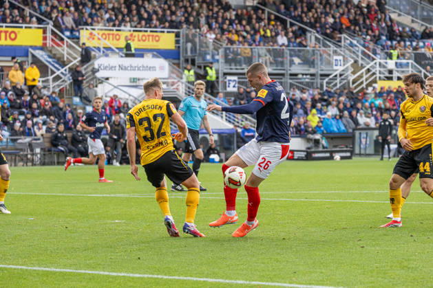 25.10.2026 Fußball 2. Bundesliga Männer Saison 2026 2027 9. Spieltag Holstein Kiel - Dynamo Dresden (Kiel in Dunkelblau, Dresden in Gelb) Jonas Sterner (li.), David Zec Kiel Holstein Stadion, Westring 501 Schleswig Holstein Deutschland