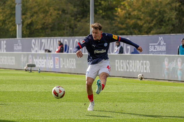 25.10.2026 Fußball 2. Bundesliga Männer Saison 2026 2027 9. Spieltag Holstein Kiel - Dynamo Dresden (Kiel in Dunkelblau, Dresden in Gelb) Leon Parduzi Kiel Holstein Stadion, Westring 501 Schleswig Holstein Deutschland