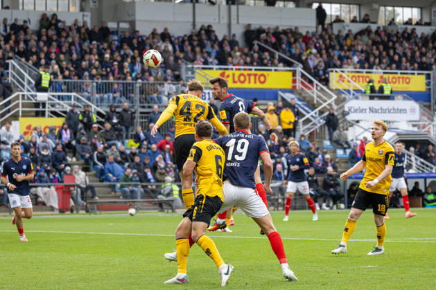 25.10.2026 Fußball 2. Bundesliga Männer Saison 2026 2027 9. Spieltag Holstein Kiel - Dynamo Dresden (Kiel in Dunkelblau, Dresden in Gelb) Vordergrund: Nicolai Rapp und Phil Harres Hinten: Friedrich Müller (li.), Giorgi Kvilitaia Kiel Holstein Stadion, Westring 501 Schleswig Holstein Deutschland