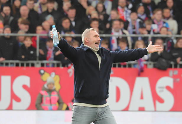 Trainer Tim Walter (Holstein Kiel) Fussball, Herren, Saison 2026 2027, 2.BL, Holstein Stadion, Holstein Kiel gegen Dynamo Dresden DFL REGULATIONS PROHIBIT ANY USE OF PHOTOGRAPHS AS IMAGE SEQUENCES AND OR QUASI-VIDEO.