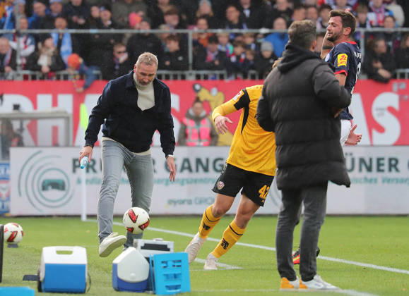 Trainer Tim Walter (Holstein Kiel) Fussball, Herren, Saison 2026 2027, 2.BL, Holstein Stadion, Holstein Kiel gegen Dynamo Dresden DFL REGULATIONS PROHIBIT ANY USE OF PHOTOGRAPHS AS IMAGE SEQUENCES AND OR QUASI-VIDEO.