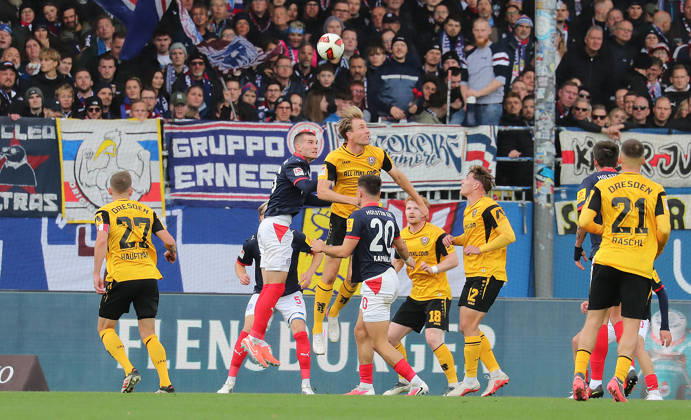Vincent Vermeij (Dynamo Dresden) , David Zec (Holstein Kiel), Kopfball Fussball, Herren, Saison 2026 2027, 2.BL, Holstein Stadion, Holstein Kiel gegen Dynamo Dresden DFL REGULATIONS PROHIBIT ANY USE OF PHOTOGRAPHS AS IMAGE SEQUENCES AND OR QUASI-VIDEO.