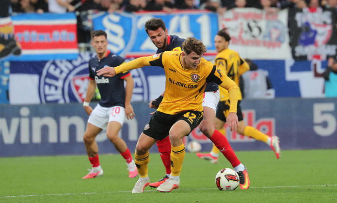 Friedrich Mueller (Dynamo Dresden), Giorgi Kvilitaia (Holstein Kiel) Fussball, Herren, Saison 2026 2027, 2.BL, Holstein Stadion, Holstein Kiel gegen Dynamo Dresden DFL REGULATIONS PROHIBIT ANY USE OF PHOTOGRAPHS AS IMAGE SEQUENCES AND OR QUASI-VIDEO.