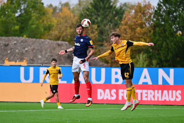 25.10.2026, Fußball, Herren, 2.BL (Bundesliga), Saison 2026 2027, Holstein Kiel - SG Dynamo Dresden, 9. Spieltag, KSV, SGD, Holstein-Stadion Giorgi Kvilitaia beim Kopfball gegen Friedrich Müller Kiel, Holstein-Stadion Holstein-Stadion Schleswig-Holstein Deutschland