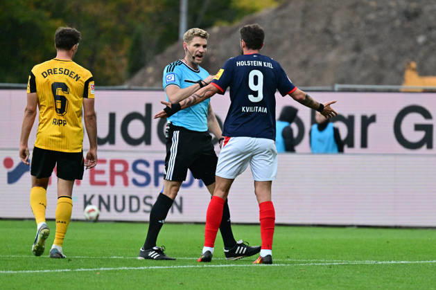 25.10.2026, Fußball, Herren, 2.BL (Bundesliga), Saison 2026 2027, Holstein Kiel - SG Dynamo Dresden, 9. Spieltag, KSV, SGD, Holstein-Stadion Giorgi Kvilitaia beschwert sich bei Schiedsrichter Timo Gerach Kiel, Holstein-Stadion Holstein-Stadion Schleswig-Holstein Deutschland