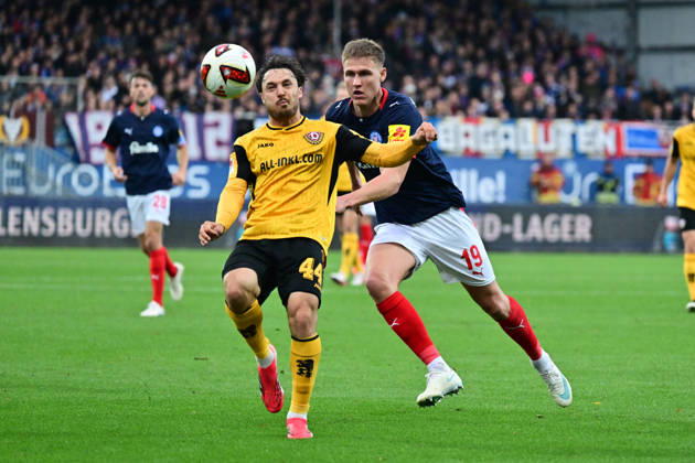 25.10.2026, Fußball, Herren, 2.BL (Bundesliga), Saison 2026 2027, Holstein Kiel - SG Dynamo Dresden, 9. Spieltag, KSV, SGD, Holstein-Stadion Simon Straudi am Ball gegen Phil Harres Kiel, Holstein-Stadion Holstein-Stadion Schleswig-Holstein Deutschland