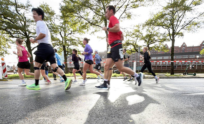 Halbmarathon, Hamburg Hamburg, LAUFEN Heller Halbmarathon Mehr als 20.000 Läufer waren beim Halbmarathon durch die Hamburger City dabei Hamburg Hafen Elbe City Hamburg Deutschland
