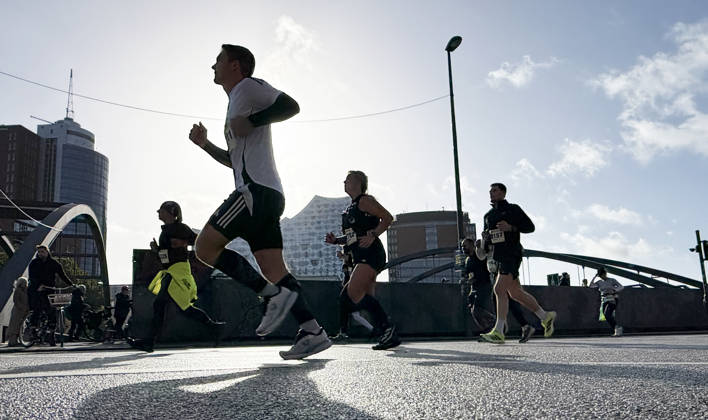 Halbmarathon, Hamburg Hamburg, LAUFEN Heller Halbmarathon Mehr als 20.000 Läufer waren beim Halbmarathon durch die Hamburger City dabei Hamburg Hafen Elbe City Hamburg Deutschland