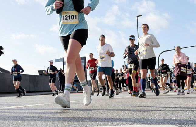Halbmarathon, Hamburg Hamburg, LAUFEN Heller Halbmarathon Mehr als 20.000 Läufer waren beim Halbmarathon durch die Hamburger City dabei Hamburg Hafen Elbe City Hamburg Deutschland