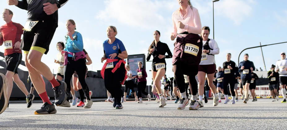 Halbmarathon, Hamburg Hamburg, LAUFEN Heller Halbmarathon Mehr als 20.000 Läufer waren beim Halbmarathon durch die Hamburger City dabei Hamburg Hafen Elbe City Hamburg Deutschland