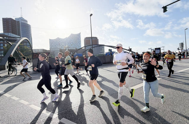 Halbmarathon, Hamburg Hamburg, LAUFEN Heller Halbmarathon Mehr als 20.000 Läufer waren beim Halbmarathon durch die Hamburger City dabei,, Hier vor der Elbphilharmonie Hamburg Hafen Elbe City Hamburg Deutschland