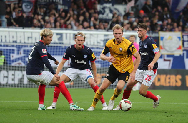 Vincent Vermeij (Dynamo Dresden) gegen drei Kieler Fussball, Herren, Saison 2026 2027, 2.BL, Holstein Stadion, Holstein Kiel gegen Dynamo Dresden DFL REGULATIONS PROHIBIT ANY USE OF PHOTOGRAPHS AS IMAGE SEQUENCES AND OR QUASI-VIDEO.