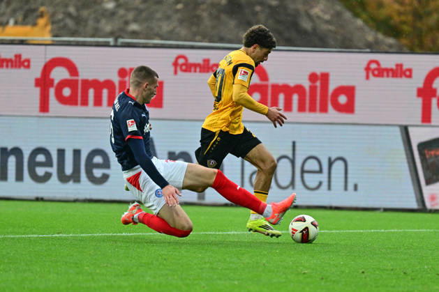 25.10.2026, Fußball, Herren, 2.BL (Bundesliga), Saison 2026 2027, Holstein Kiel - SG Dynamo Dresden, 9. Spieltag, KSV, SGD, Holstein-Stadion David Zec foult Ben Justus Bobzien und es gibt Elfmeter Kiel, Holstein-Stadion Holstein-Stadion Schleswig-Holstein Deutschland
