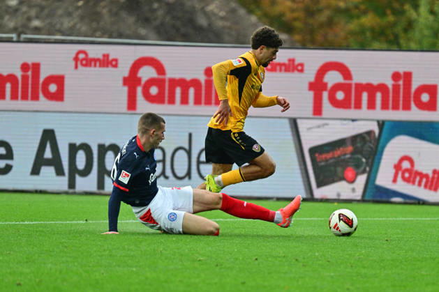 25.10.2026, Fußball, Herren, 2.BL (Bundesliga), Saison 2026 2027, Holstein Kiel - SG Dynamo Dresden, 9. Spieltag, KSV, SGD, Holstein-Stadion David Zec foult Ben Justus Bobzien und es gibt Elfmeter Kiel, Holstein-Stadion Holstein-Stadion Schleswig-Holstein Deutschland