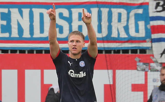 3-0 Torjubel Phil Harres (Holstein Kiel) Fussball, Herren, Saison 2026 2027, 2.BL, Holstein Stadion, Holstein Kiel gegen Dynamo Dresden, 3-0 DFL REGULATIONS PROHIBIT ANY USE OF PHOTOGRAPHS AS IMAGE SEQUENCES AND OR QUASI-VIDEO.