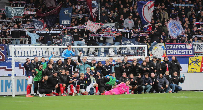 Holstein Kiel Teamsiegerfoto vor der Fankurve Fussball, Herren, Saison 2026 2027, 2.BL, Holstein Stadion, Holstein Kiel gegen Dynamo Dresden, 3-0 DFL REGULATIONS PROHIBIT ANY USE OF PHOTOGRAPHS AS IMAGE SEQUENCES AND OR QUASI-VIDEO.