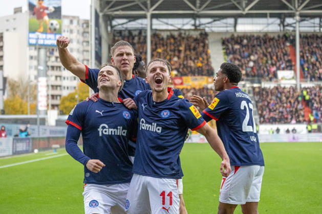 25.10.2026 Fußball 2. Bundesliga Männer Saison 2026 2027 9. Spieltag Holstein Kiel - Dynamo Dresden (Kiel in Dunkelblau, Dresden in Gelb) 2:0 für Kiel. Vorne Jonas Therkelsen (li.), Gyan de Regt. Hinten Phil Harres Kiel Holstein Stadion, Westring 501 Schleswig Holstein Deutschland
