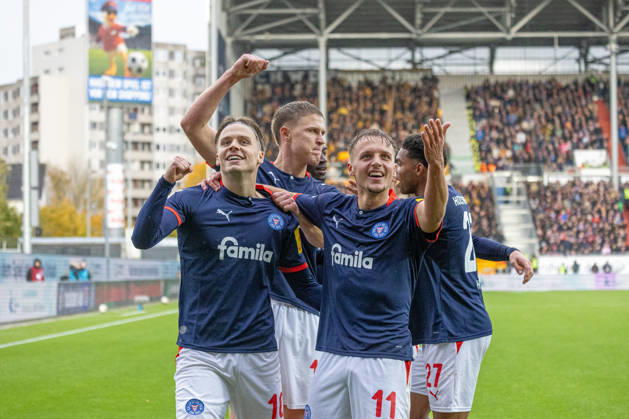 25.10.2026 Fußball 2. Bundesliga Männer Saison 2026 2027 9. Spieltag Holstein Kiel - Dynamo Dresden (Kiel in Dunkelblau, Dresden in Gelb) 2:0 für Kiel. Vorne Jonas Therkelsen (li.), Gyan de Regt. Hinten Phil Harres Kiel Holstein Stadion, Westring 501 Schleswig Holstein Deutschland