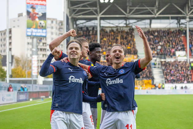 25.10.2026 Fußball 2. Bundesliga Männer Saison 2026 2027 9. Spieltag Holstein Kiel - Dynamo Dresden (Kiel in Dunkelblau, Dresden in Gelb) 2:0 für Kiel. Vorne Jonas Therkelsen (li.), Gyan de Regt. Hinten Phil Harres Kiel Holstein Stadion, Westring 501 Schleswig Holstein Deutschland