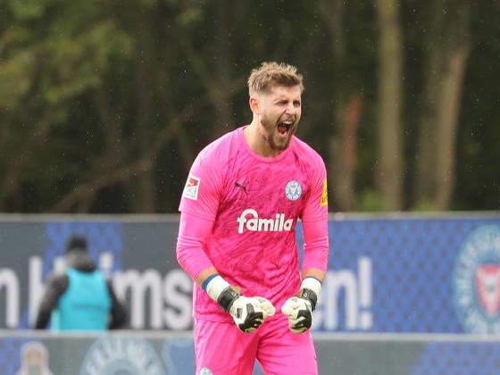Torhueter Timon Weiner (Holstein Kiel) bejubelt den Sieg Fussball, Herren, Saison 2026 2027, 2.BL, Holstein Stadion, Holstein Kiel gegen Dynamo Dresden, 3-0 DFL REGULATIONS PROHIBIT ANY USE OF PHOTOGRAPHS AS IMAGE SEQUENCES AND OR QUASI-VIDEO.