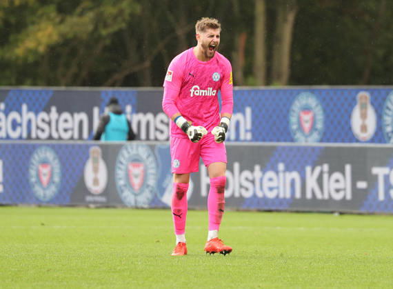 Torhueter Timon Weiner (Holstein Kiel) bejubelt den Sieg Fussball, Herren, Saison 2026 2027, 2.BL, Holstein Stadion, Holstein Kiel gegen Dynamo Dresden, 3-0 DFL REGULATIONS PROHIBIT ANY USE OF PHOTOGRAPHS AS IMAGE SEQUENCES AND OR QUASI-VIDEO.