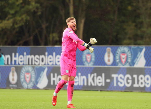 Torhueter Timon Weiner (Holstein Kiel) bejubelt den Sieg Fussball, Herren, Saison 2026 2027, 2.BL, Holstein Stadion, Holstein Kiel gegen Dynamo Dresden, 3-0 DFL REGULATIONS PROHIBIT ANY USE OF PHOTOGRAPHS AS IMAGE SEQUENCES AND OR QUASI-VIDEO.