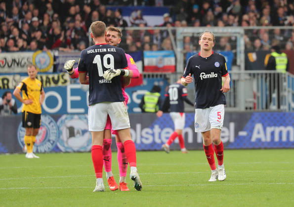 Freude bei Torhueter Timon Weiner (Holstein Kiel), Phil Harres (Holstein Kiel), Noah Madsen (Holstein Kiel) Fussball, Herren, Saison 2026 2027, 2.BL, Holstein Stadion, Holstein Kiel gegen Dynamo Dresden, 3-0 DFL REGULATIONS PROHIBIT ANY USE OF PHOTOGRAPHS AS IMAGE SEQUENCES AND OR QUASI-VIDEO.