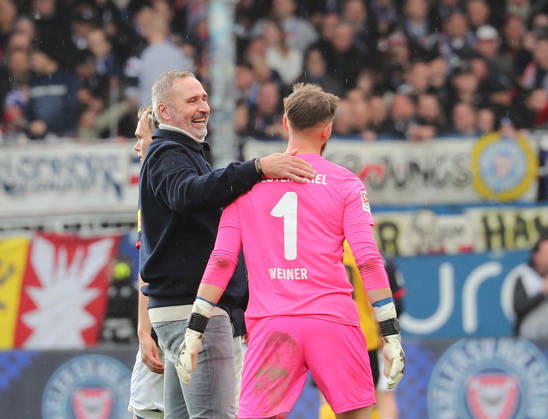 Freude bei Trainer Tim Walter (Holstein Kiel) und Torhueter Timon Weiner (Holstein Kiel) Fussball, Herren, Saison 2026 2027, 2.BL, Holstein Stadion, Holstein Kiel gegen Dynamo Dresden, 3-0 DFL REGULATIONS PROHIBIT ANY USE OF PHOTOGRAPHS AS IMAGE SEQUENCES AND OR QUASI-VIDEO.