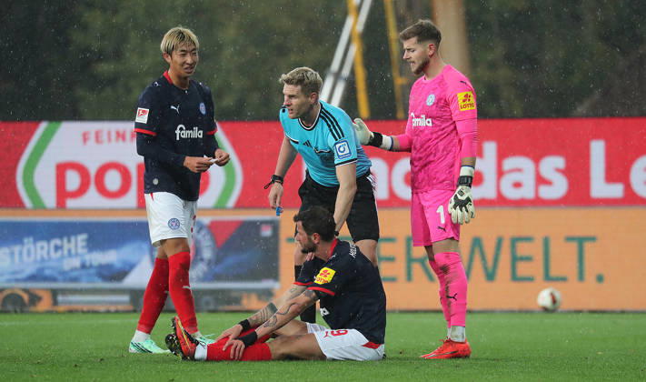 Verletzung Giorgi Kvilitaia (Holstein Kiel), Schiedsrichter Timo Gerach, Torhueter Timon Weiner (Holstein Kiel), Hiroki Sekine (Holstein Kiel) Fussball, Herren, Saison 2026 2027, 2.BL, Holstein Stadion, Holstein Kiel gegen Dynamo Dresden, 3-0 DFL REGULATIONS PROHIBIT ANY USE OF PHOTOGRAPHS AS IMAGE SEQUENCES AND OR QUASI-VIDEO.