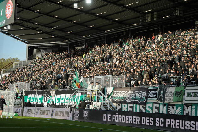 Deutschland: 3. Liga 2026 2027 11. Spieltag, SC Preußen Münster vs SC Fortuna Köln, Sonntag, 25.10.2026 LVM-Preußenstadion (Münster, Nordrhein-Westfalen, Deutschland) Fans Zuschauer Stimmung Schal Heimblock Copyright: xMerlexKölkingx