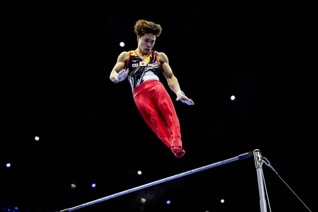 ROTTERDAM - Shinnosuke Oka (JAP) during the horizontal bar apparatus final at the World Gymnastics Championships in Rotterdam Ahoy. IRIS VAN DEN BROEK ANP xVIxANPxSportx xxANPxIVx 573625275 originalFilename: 573625275.jpg