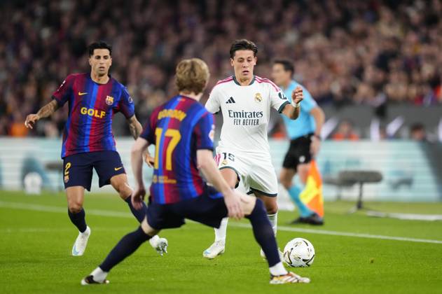 FC Barcelona, Barca v Real Madrid - LaLiga BARCELONA, SPAIN - OCTOBER 25: Arda Guler of Real Madrid in action against Anthony Gordon (17) of FC Barcelona during the LaLiga EA Sports 2026 27 match between FC Barcelona and Real Madrid at Spotify Camp Nou on October 25, 2026 in Barcelona, Spain. Jose Hernandez Anadolu Barcelona Spain. Editorial use only. Please get in touch for any other usage.  Copyright: x2026xAnadoluxJosexHernandezx