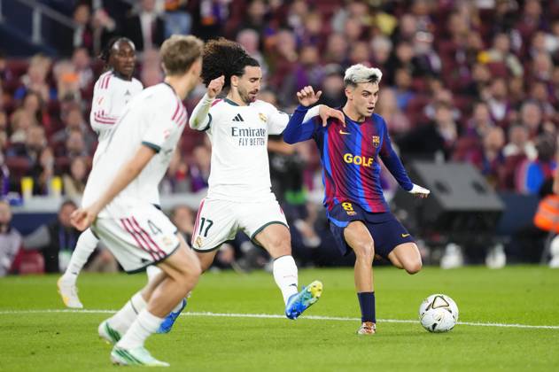 FC Barcelona, Barca v Real Madrid - LaLiga BARCELONA, SPAIN - OCTOBER 25: Pedri (R) of Barcelona in action during the LaLiga EA Sports 2026 27 match between FC Barcelona and Real Madrid at Spotify Camp Nou on October 25, 2026 in Barcelona, Spain. Jose Hernandez Anadolu Barcelona Spain. Editorial use only. Please get in touch for any other usage.  Copyright: x2026xAnadoluxJosexHernandezx