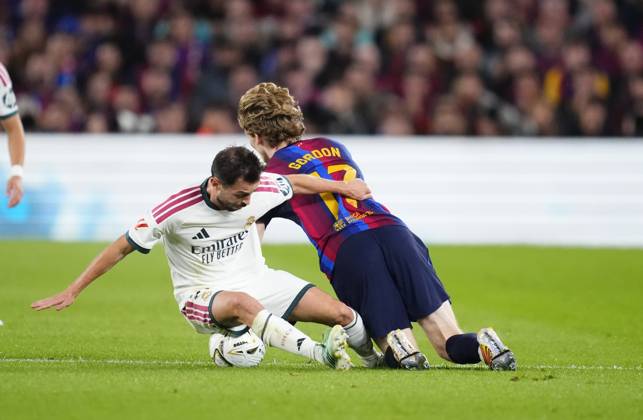 FC Barcelona, Barca v Real Madrid - LaLiga BARCELONA, SPAIN - OCTOBER 25: Anthony Gordon (R) of Barcelona in action during the LaLiga EA Sports 2026 27 match between FC Barcelona and Real Madrid at Spotify Camp Nou on October 25, 2026 in Barcelona, Spain. Jose Hernandez Anadolu Barcelona Spain. Editorial use only. Please get in touch for any other usage.  Copyright: x2026xAnadoluxJosexHernandezx