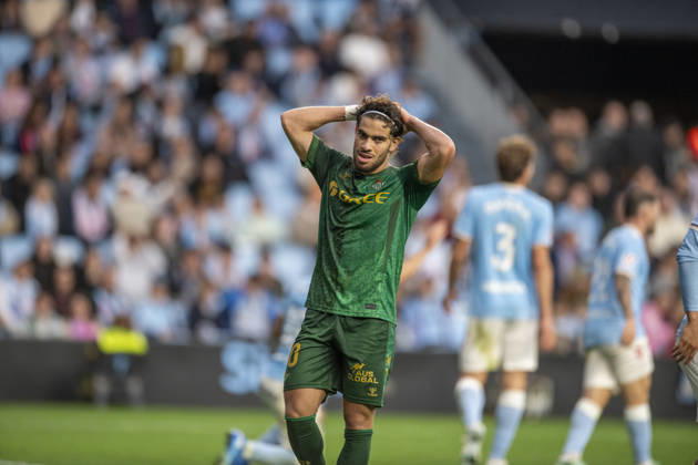R.C. Cleta versus Real Betis Balompie; LA Liga EA Sports,matchday 10 Ez Abde of Real Betis rues during the matchday 10 of LA Liga EA Sports R.C. Celta versus Real Betis on Octuber 25 2026 at Abanca Balaidos Stadium; Vigo Vigo Pontevedra Spain Copyright: xLuisxlorenzox