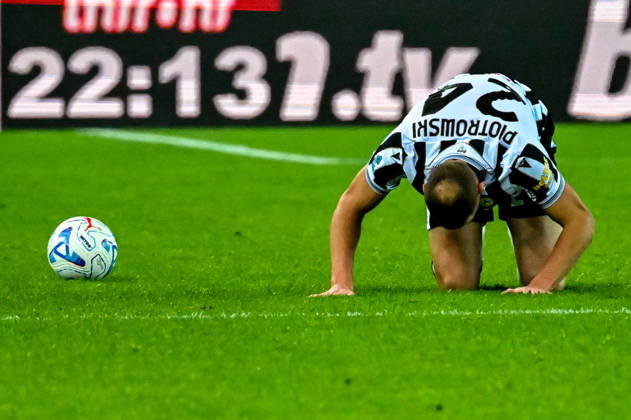 IPA90182219 - Udinese s Jakub Piotrowski appears to be in pain during the Serie A soccer match between Udinese Calcio and AC Milan in Udine, Italy, on October 25, 2026  Copyright: xAlessioxMarini IPAxSportx xx IPA90182219 IPA90182219