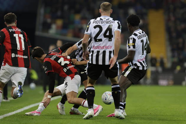 IPA90182511 - AC Milan s Davide Bartesaghi in action against Udinese s James Abankwah during the Serie A Enilive soccer match between Udinese and Milan at the Bluenergy Stadium in northeastern Italy on October 25, 2026.  Copyright: xMattiaxRadoni IPAxSportx xx IPA90182511 IPA90182511