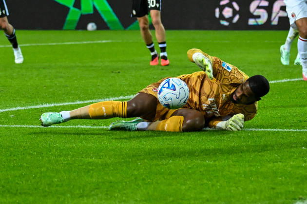 IPA90182921 - Milan s Mike Maignan makes a save during the Udinese Calcio vs. AC Milan Italian Serie A soccer match in Udine, Italy, on October 25, 2026  Copyright: xAlessioxMarini IPAxSportx xx IPA90182921 IPA90182921