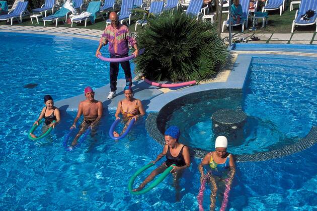 Kurgäste mit Animateur im Swimmingpool in einer Hotelanlage in Abano Terme