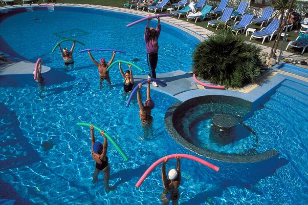 Kurgäste mit Animateur im Swimmingpool in einer Hotelanlage in Abano Terme