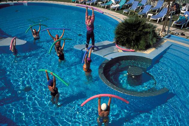 Kurgäste mit Animateur im Swimmingpool in einer Hotelanlage in Abano Terme