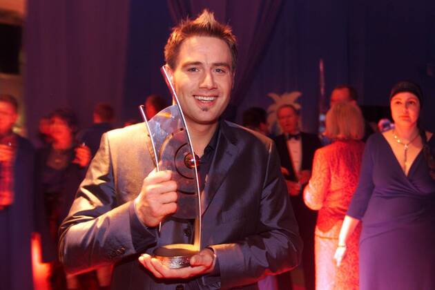 Sänger Sasha (GER) zeigt stolz seinen Echo-Preis auf der Party nach der ECHO-Verleihung in Berlin