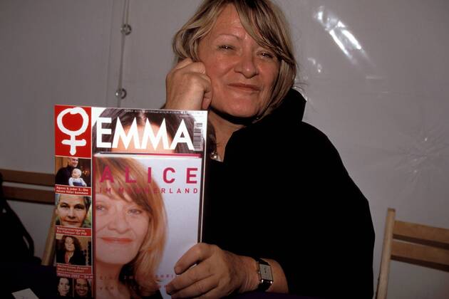 Feministin Alice Schwarzer (GER Verlegerin Geschäftsfüherin Emma Frauenverlags-GmbH) posiert mit der Zeitschrift Emma anlässlich der Frankfurter Buchmesse