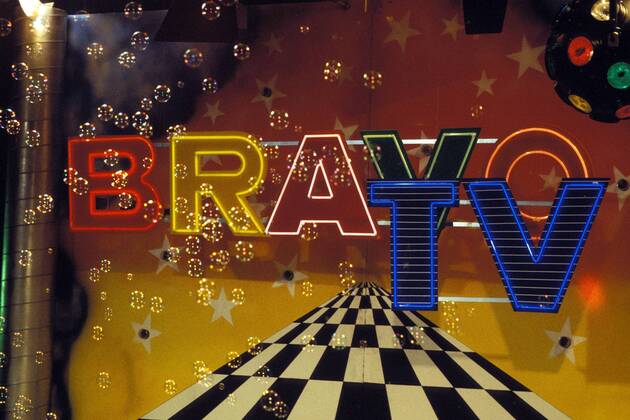 Schriftzug Bravo TV im Fernsehstudio