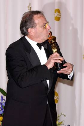 Drehbuchautor Ronald Harwood (RSA) küsst seinen Oscar für das beste Drehbuch nach einer Vorlage (Der Pianist) anlässlich der 75. Oscarverleihung