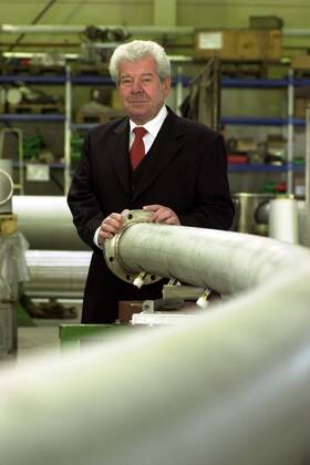 Hugo Rossmann (GER Geschäftsführender Gesellschafter der Hugo Rossmann Apparatebau GmbH) in der Produktionshalle seines Unternehmens