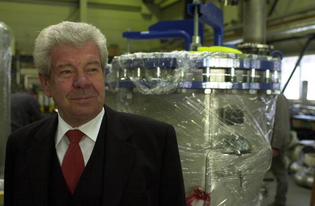 Hugo Rossmann (GER Geschäftsführender Gesellschafter der Hugo Rossmann Apparatebau GmbH) in der Produktionshalle seines Unternehmens
