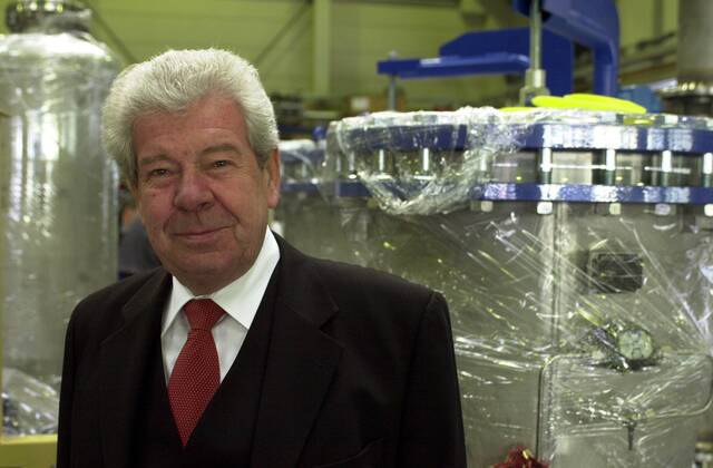 Hugo Rossmann (GER Geschäftsführender Gesellschafter der Hugo Rossmann Apparatebau GmbH) in der Produktionshalle seines Unternehmens