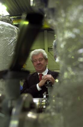 Hugo Rossmann (GER Geschäftsführender Gesellschafter der Hugo Rossmann Apparatebau GmbH) in der Produktionshalle seines Unternehmens
