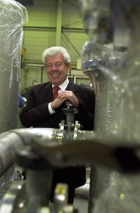 Hugo Rossmann (GER Geschäftsführender Gesellschafter der Hugo Rossmann Apparatebau GmbH) in der Produktionshalle seines Unternehmens
